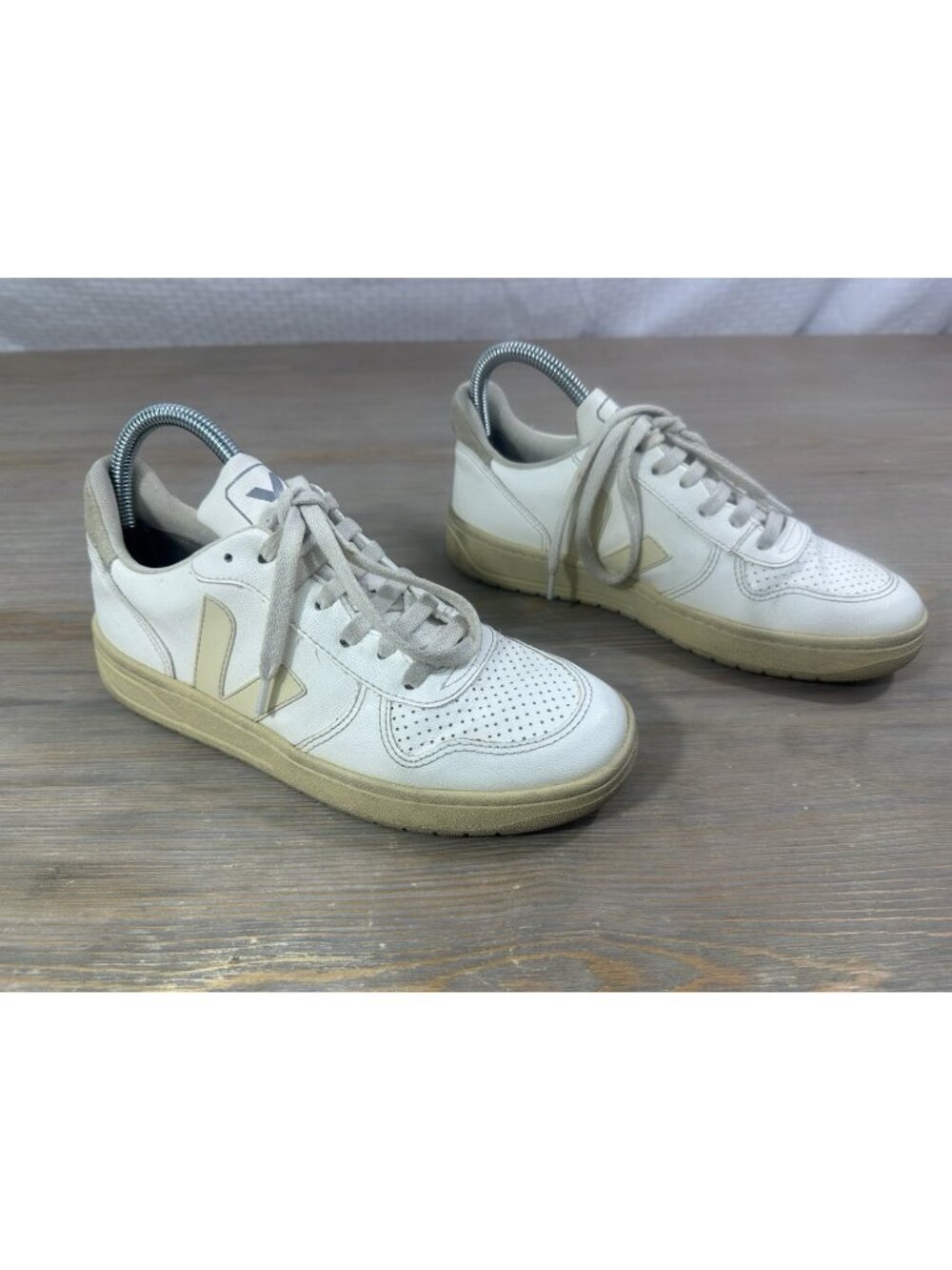 VEJA V 10 Off White Low Top Women’s Sneakers 6 Read